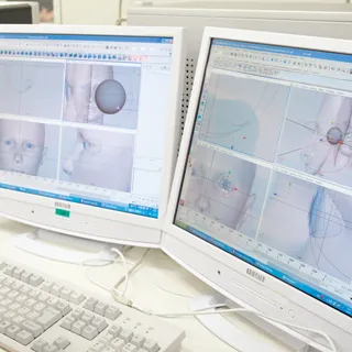 2枚のディスプレイに制作中の3DCGが拡大縮小の倍率違いで表示されている様子