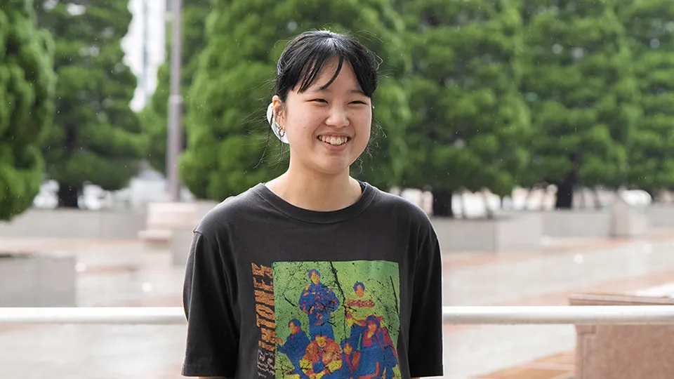 屋外で笑顔で話す松田 碧羽さん