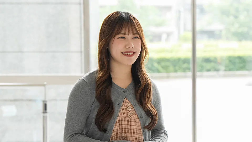 笑顔で話す渡会 くるみさん