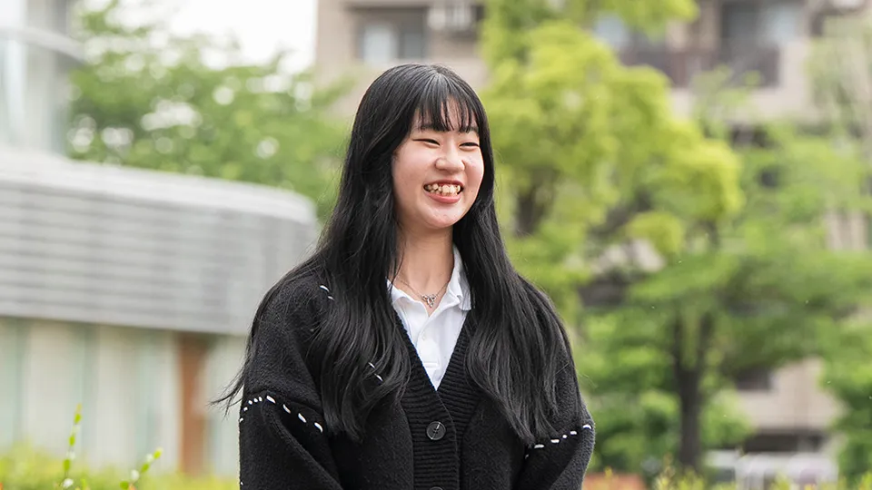 屋外で笑顔で話す中村 瞳さん