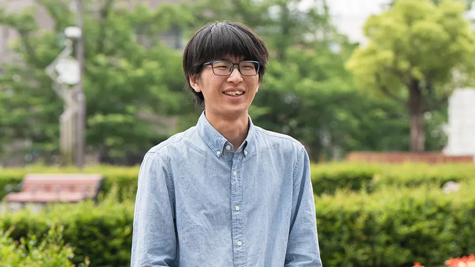 笑顔で話している吉野 楓さん