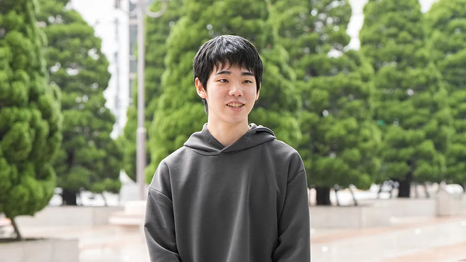 屋外で笑顔で話している加藤 渚さん