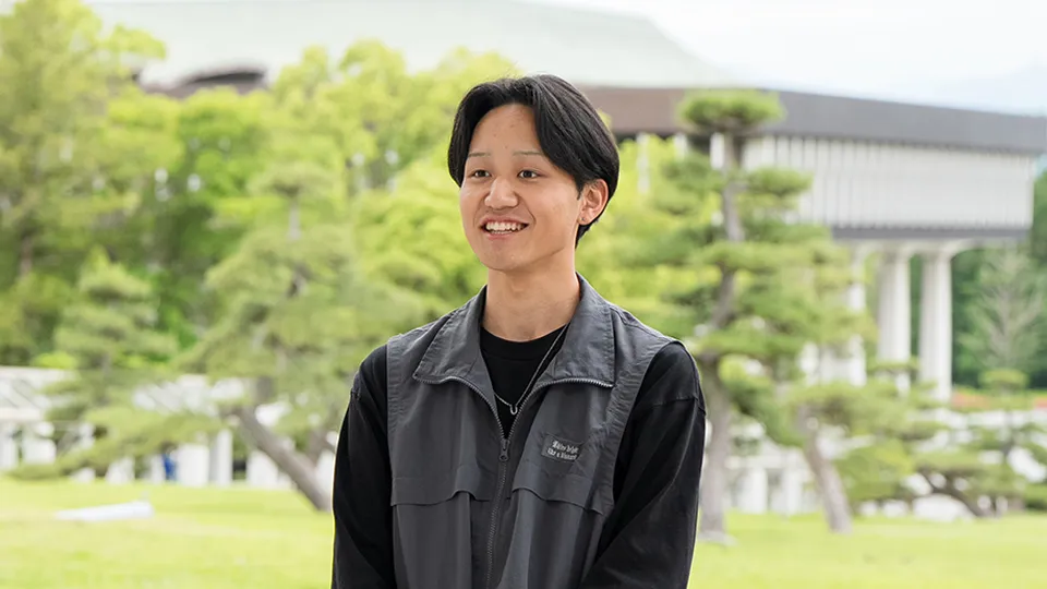 屋外で笑顔で話す加藤 晴貴さん