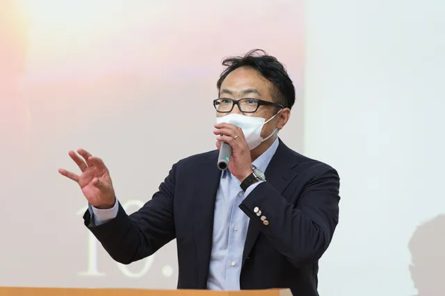 壇上の平川監督