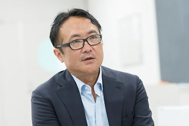 インタビューに答える平川監督