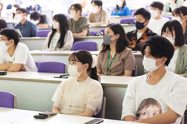 講義を聞き入る学生たち
