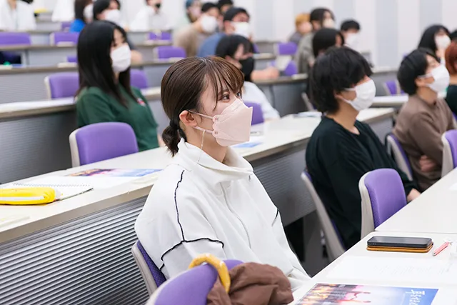 講義を聞き入る学生たち