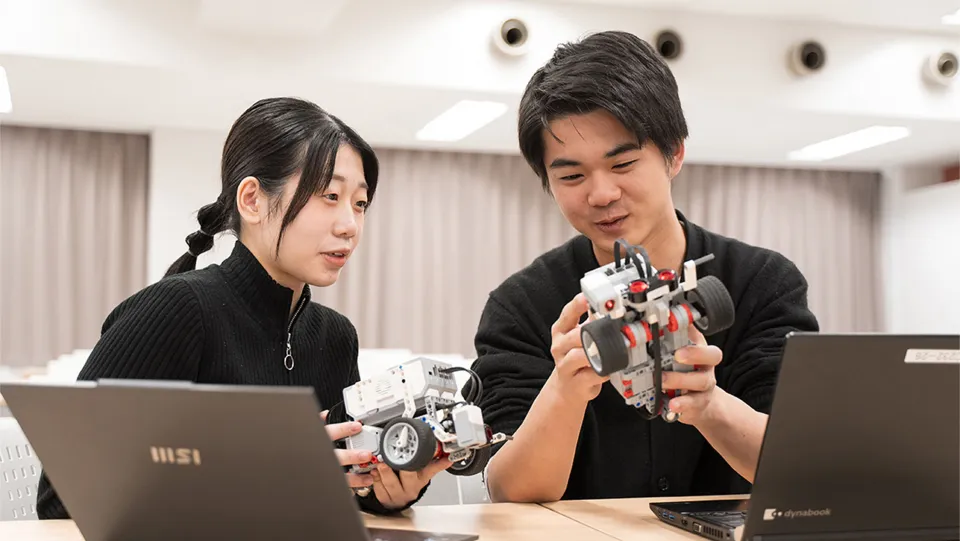 二人の学生が相談している様子