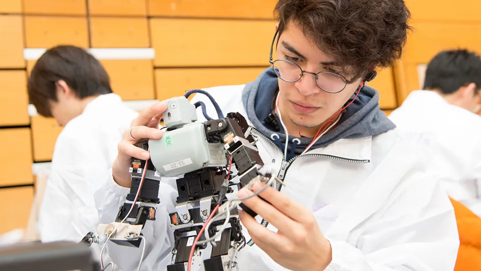 学生がロボットを制作している様子