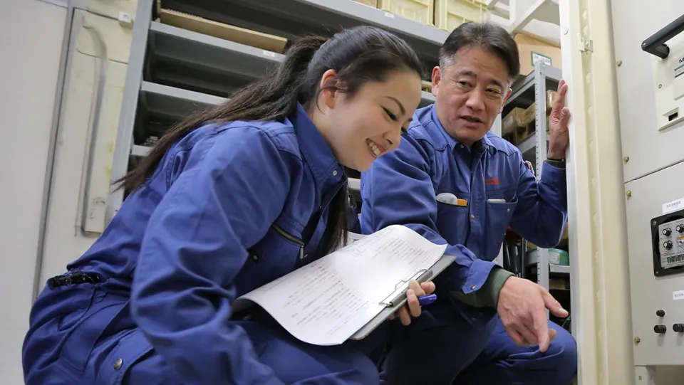 学生が講師から教わっている様子