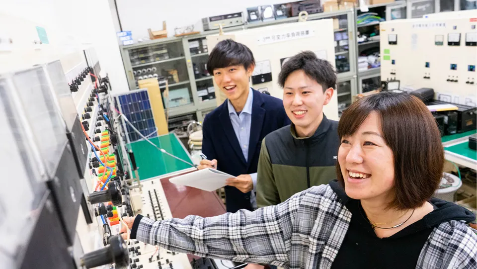 学生が講師から教わっている様子