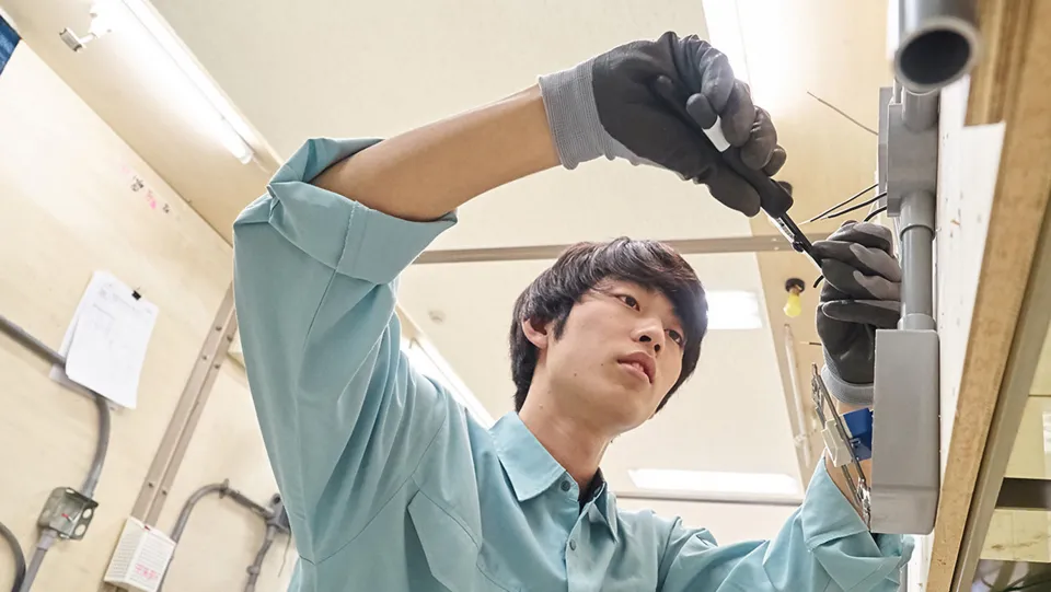 学生が講師から教わっている様子