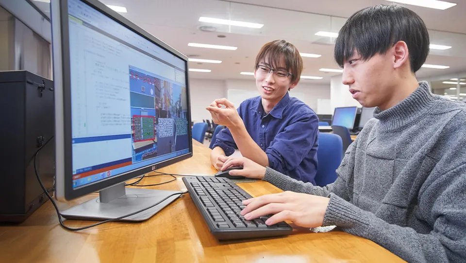 学生がパソコンで作業をしている様子