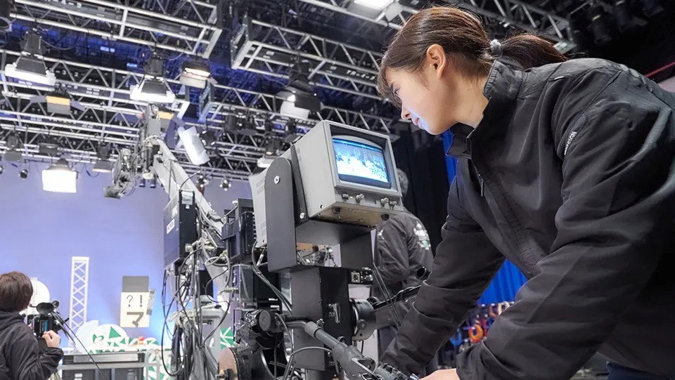 学生がテレビカメラを操作している様子