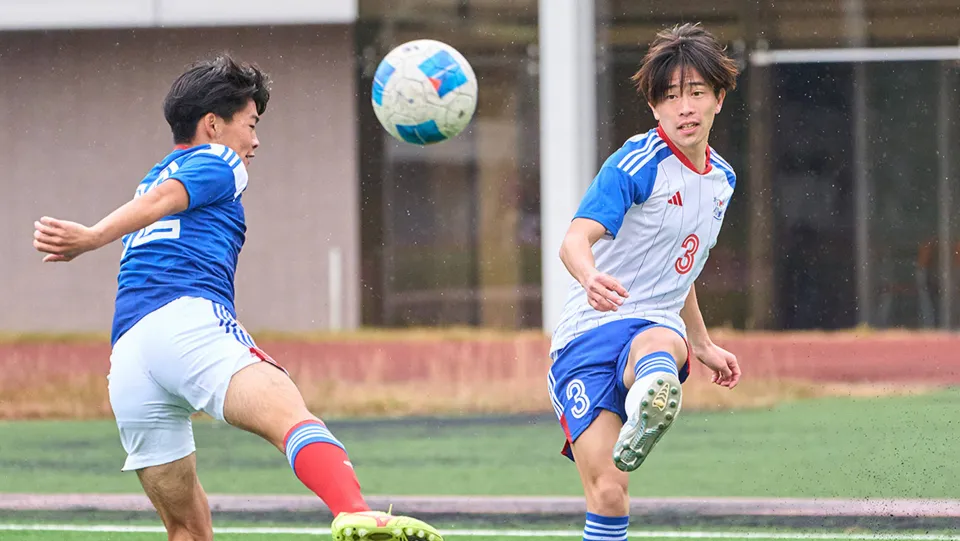 学生たちがサッカーをしている様子
