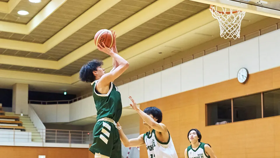 学生がバスケットボールをしている様子