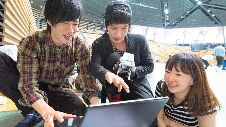 学生たちが一つのPCを使って話し合いをしている様子