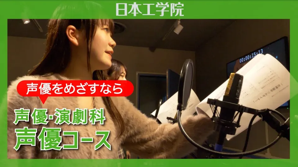 舞台上でダンスをしている学生たち