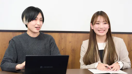 正面を向いて話す二人の採用企業担当者たち