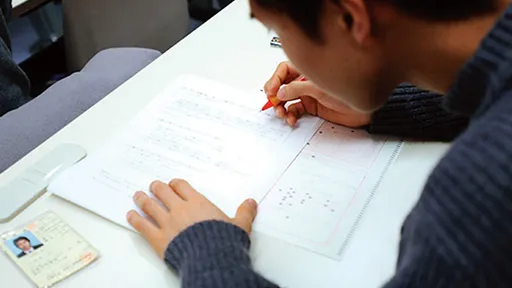 学生が講座の問題を解く様子