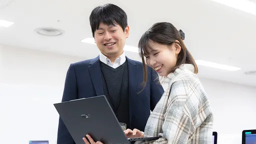 学生と講師が談笑する様子