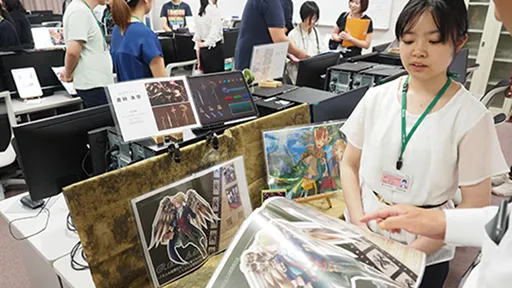 学生たちが作品の講評を受ける様子