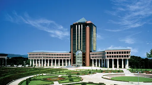 落ち着いた自然環境に溶け込んだ高層棟の校舎