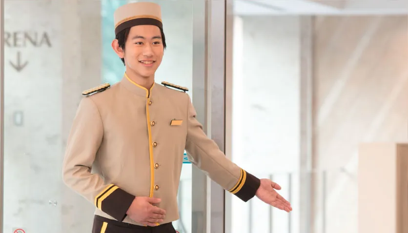 ご案内を行うベルスタッフ