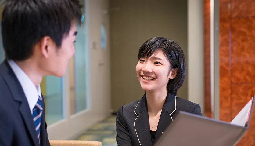 応対をするコンシェルジュ