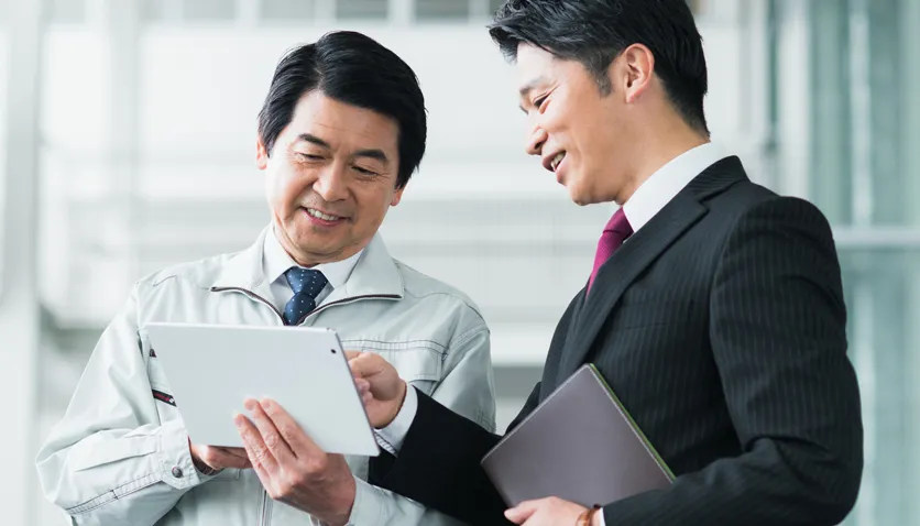 設備について話し合うイメージ画像