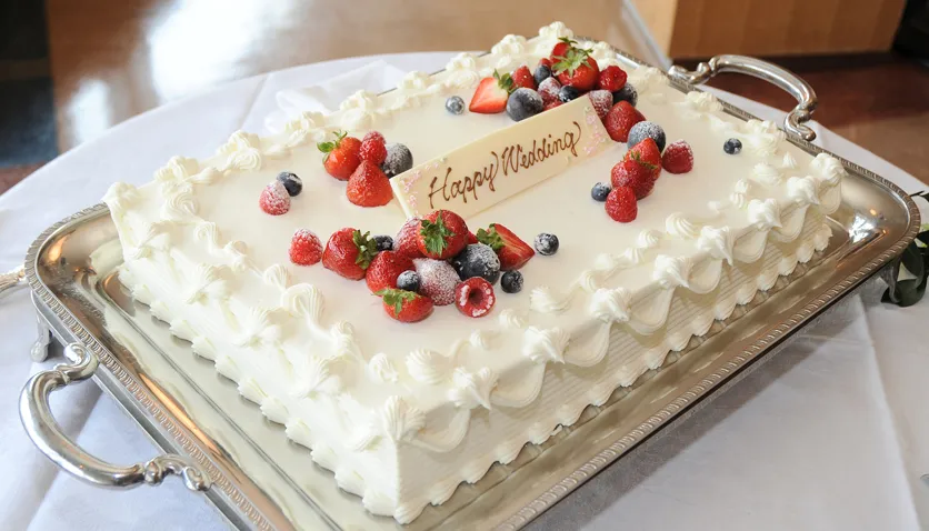 四角い大きなバースデーケーキの画像