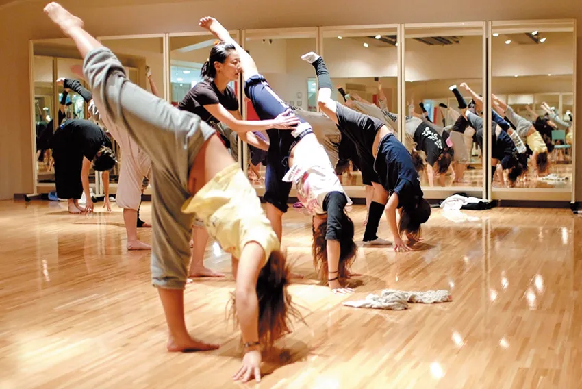 自分で確認することが難しいポーズの指導風景