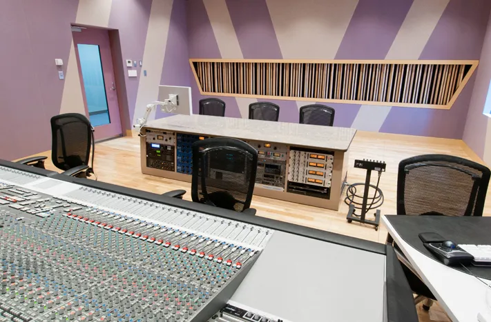 レコーディングスタジオのコントロールルーム