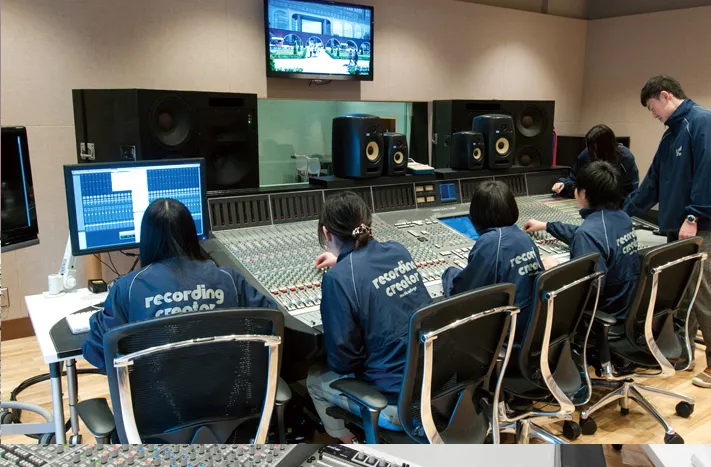 ミキサーテーブルに並んで座っている実習風景