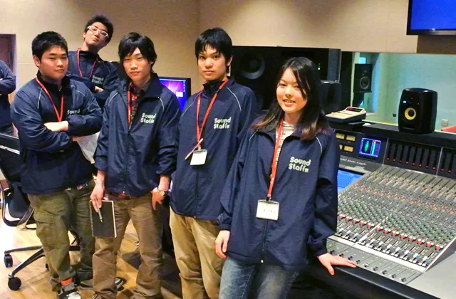 レコーディングスタジオで記念撮影をする生徒達