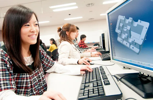 部品設計を行っている女性生徒の様子