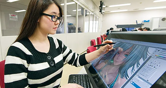 ITスペシャリスト科を例に挙げた、日本工学院と他大学の座学と実習の比率を表した、2つの円グラフによる実習量の比較画像