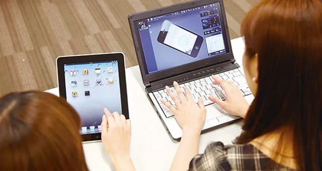 ITスペシャリスト科を例に挙げた、日本工学院と他大学の座学と実習の比率を表した、2つの円グラフによる実習量の比較画像