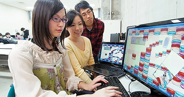 ITスペシャリスト科を例に挙げた、日本工学院と他大学の座学と実習の比率を表した、2つの円グラフによる実習量の比較画像