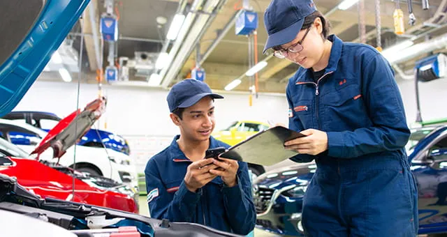 ITスペシャリスト科を例に挙げた、日本工学院と他大学の座学と実習の比率を表した、2つの円グラフによる実習量の比較画像