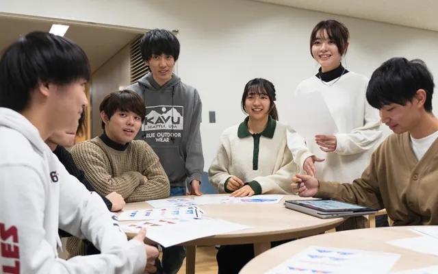 企画について話し合う小宮山ちさとさんと参加メンバーの様子