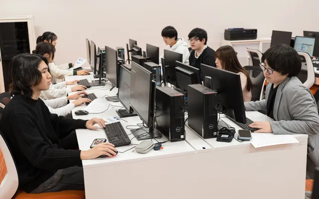 PCに向かい作業している参加メンバーの画像