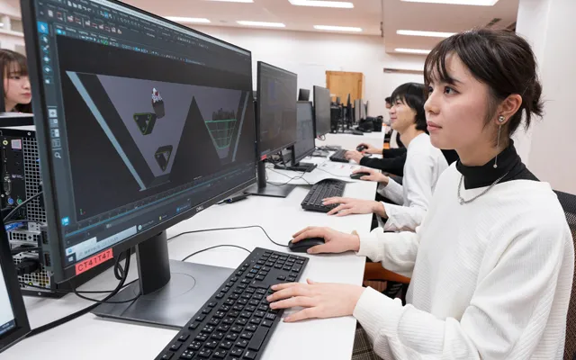 東京ビックサイトの外壁に合わせて映像を調整している様子