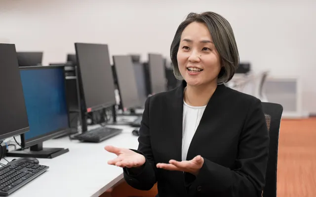 ジェスチャーを交えながら話す堀尾