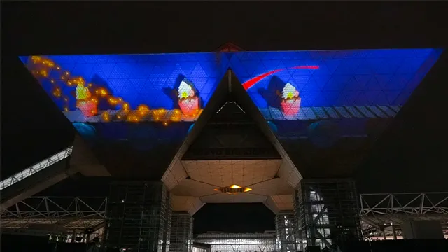 実際にプロジェクションマッピングが投影された東京ビックサイト外壁の画像