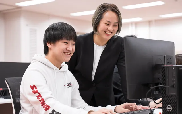 堀尾と生徒の楽しげな指導中の様子