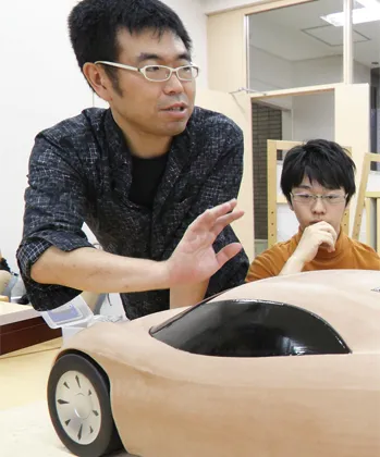 模型を見ながら話し合っている様子