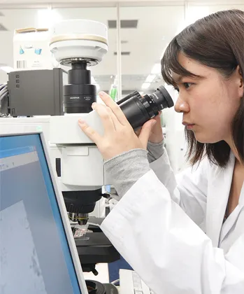 電子顕微鏡でなにかを観察している様子