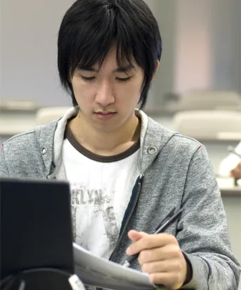 メモを取りながら作業中の生徒