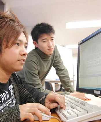 プログラミング中の生徒達